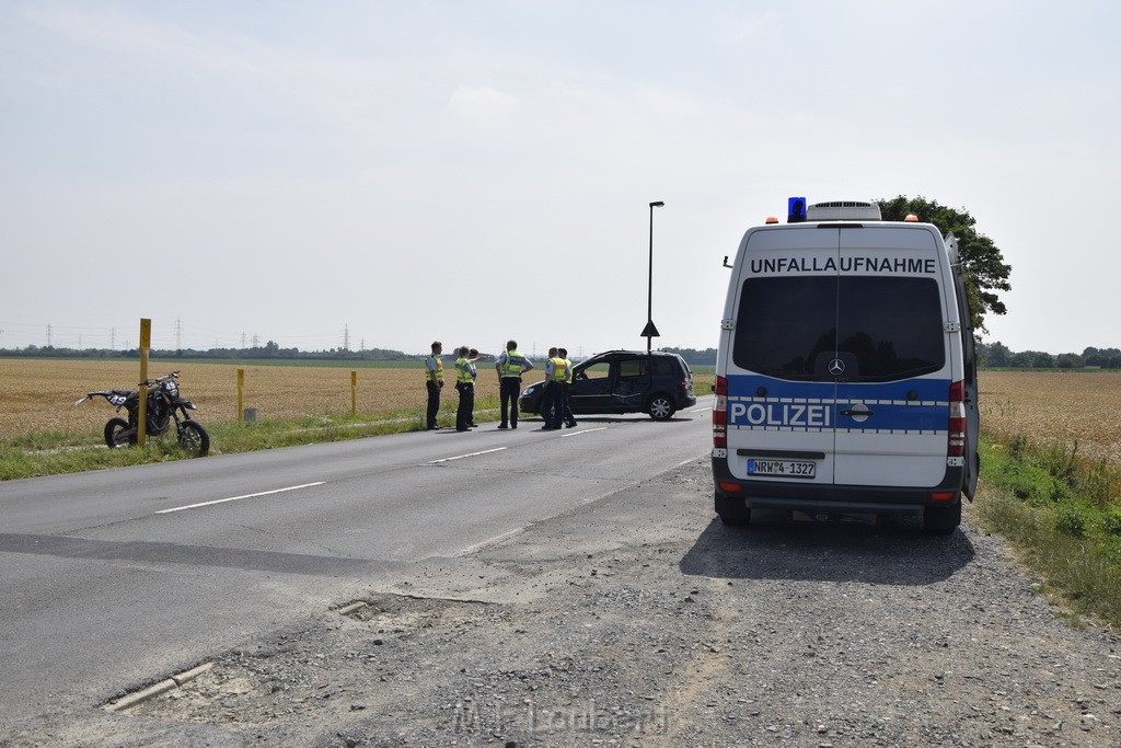 Schwerer Krad Pkw Unfall Koeln Porz Libur Liburer Landstr (Krad Fahrer nach Tagen verstorben) P097.JPG - Miklos Laubert